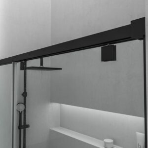 Mampara de ducha frontal LIFE 1 fijo + 1 puerta corredera vidrio 8 mm con cierre amortiguado. Acabado NEGRO MATE