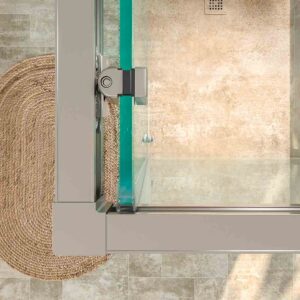 Mampara de ducha rectangular BASIC apertura frontal 1 fijo-1 puerta corredera+ 1 fijo . Sin perfil inferior. Con tratamiento anti-cal.Acabado CROMO BRILLO