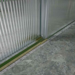 Mampara de ducha frontal  BASIC 1 fijo -1 puerta corredera VIDRIO ACANALADO. Sin perfil inferior. Acabado ORO MATE