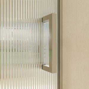 Mampara de ducha TECH STEEL frontal 1 fijo - 1 puerta corredera vidrio 8mm ACANALADO . ACERO INOXIDABLE