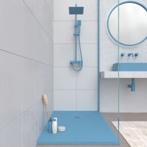 Plato ducha resina CLOE Azul Ópalo RAL 5024 con textura pizarra antibacteriano y antideslizante. Rejilla termolacada